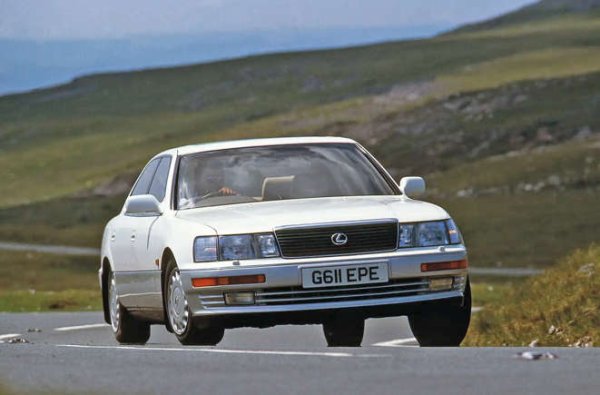 През 1983 година Toyota стартира &bdquo;Flagship 1&ldquo;, вече легендарен проект за създаване на най-добрата кола в света. Резултатът след 1 милиард долара и невероятно количество изследвания и разработки беше нова марка - Lexus. И нейната първа кола, 1990 LS 400. Утвърдени производители на автомобили обвиниха японците, че продава на загуба, за да променят нечестно пазара.

Но клиентите не се интересуваха. Те знаеха, че взимат нещо добро и скоро Lexus продаваше повече коли в САЩ от немските си конкуренти. Неговият внушителен размер, класически пропорции и чисти, изискани линии правят оригиналния LS 400 все още желан автомобил.